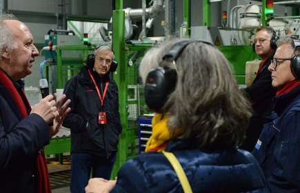 Hans Peter Walter von der Oeko-Service Schweiz AG erkärt das zukunftsweisende Prinzip der Rückproduktion.